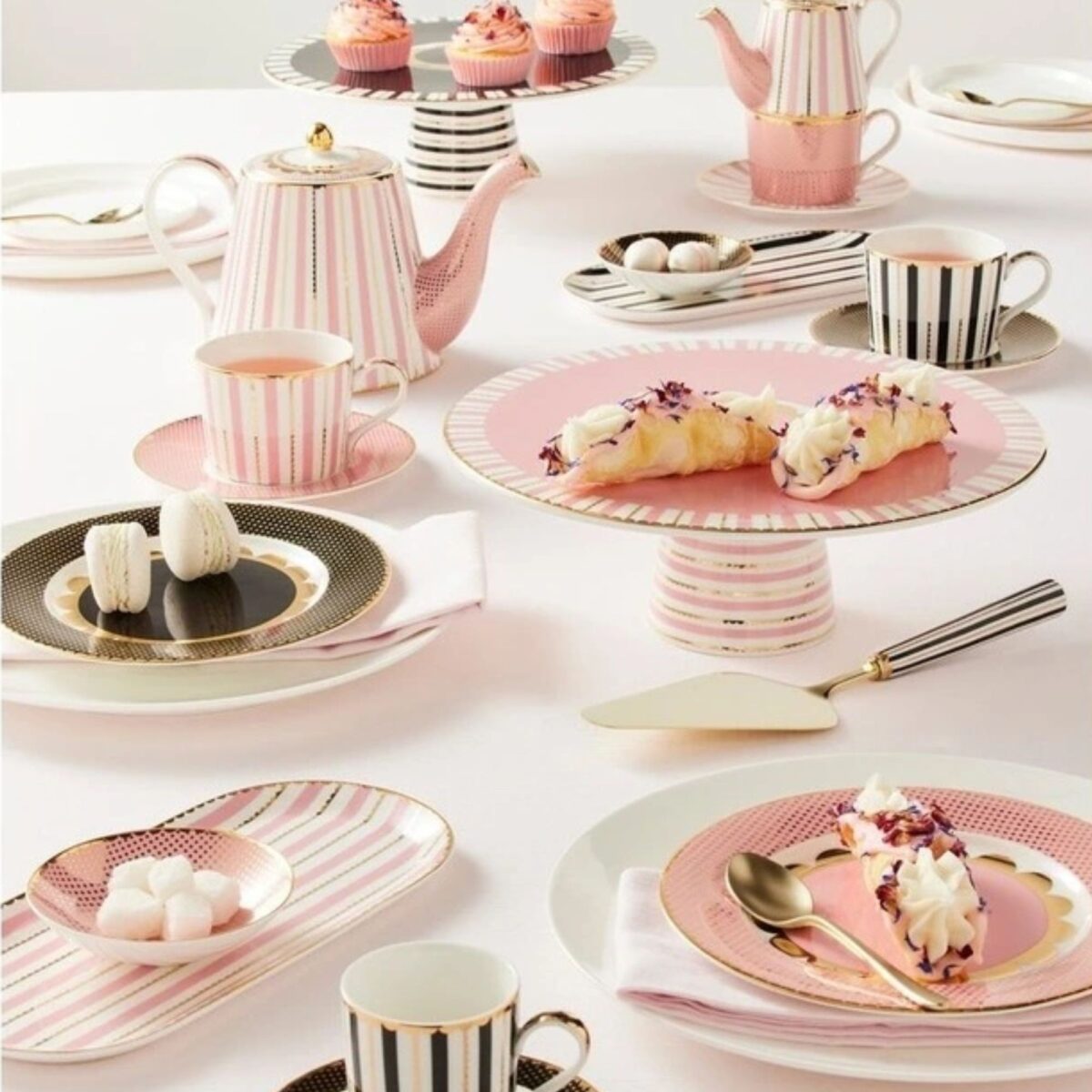 Maxwell & Williams Teas & C's Regency Cake Server Gift Boxed in Black - Image 3